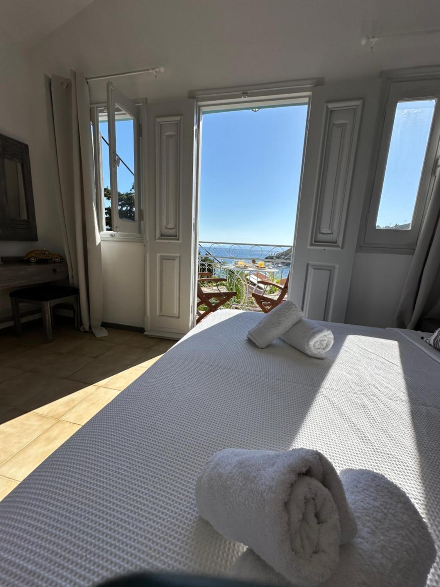 Niriides Aparthotel Sými
